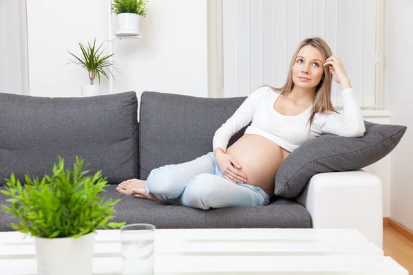 Красивая беременная женщина отдыхает дома — стоковое фото