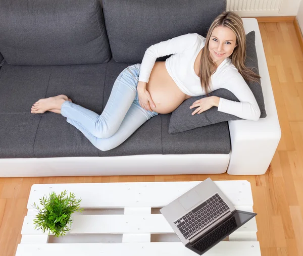 Красива вагітна жінка розслабляється вдома — стокове фото