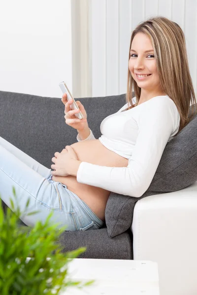 Frumos gravidă femeie relaxare la domiciliu — Fotografie, imagine de stoc