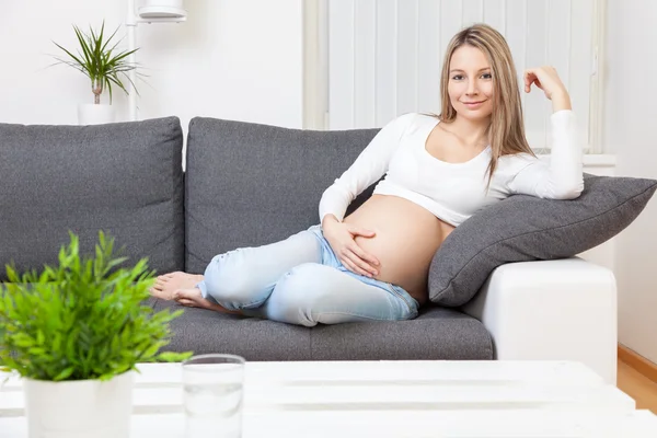 Красивая беременная женщина отдыхает дома — стоковое фото