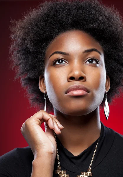 Jonge en mooie zwarte vrouw — Stockfoto