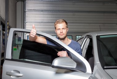 Bir araç penceresi üzerine uygulanan renklendirme folyo