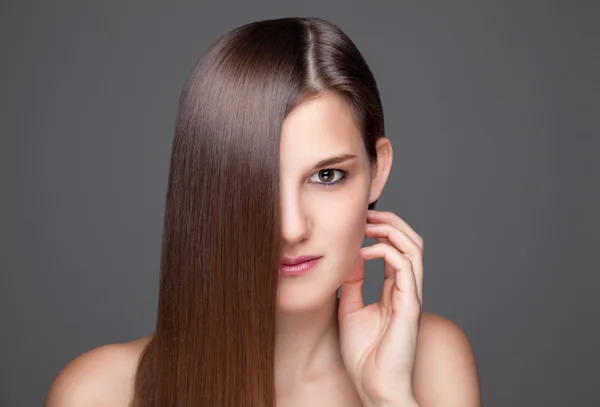 Vacker brunett med långa raka hår — Stockfoto