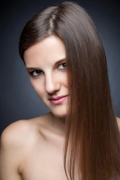 Mooie brunette met lange rechte haren — Stockfoto