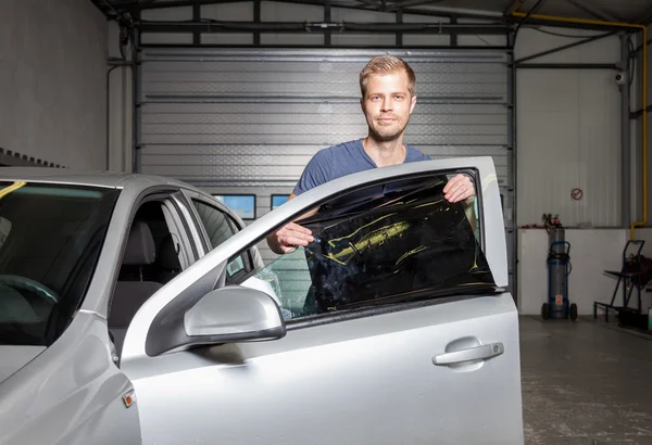 Aplicando folha de tingimento em uma janela de carro — Fotografia de Stock