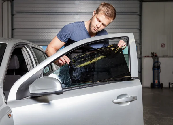 Εφαρμογή χρωματισμού φύλλων αλουμινίου επάνω σε ένα παράθυρο του αυτοκινήτου — Φωτογραφία Αρχείου