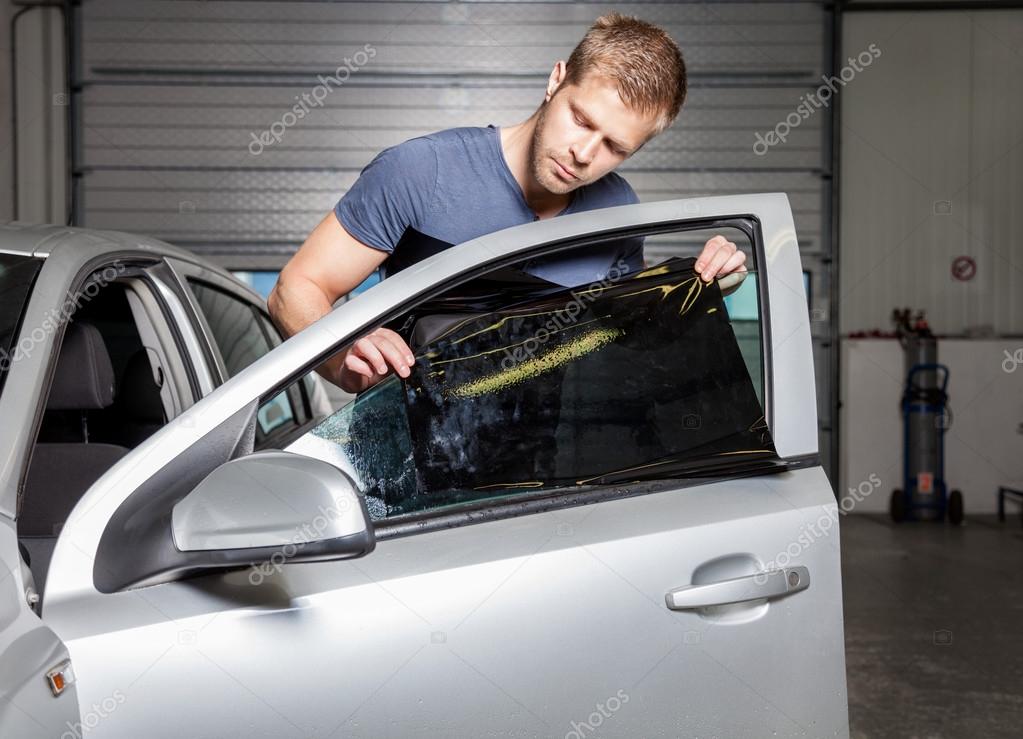 Stosowanie barwienia folia na okno samochodu — Zdjęcie