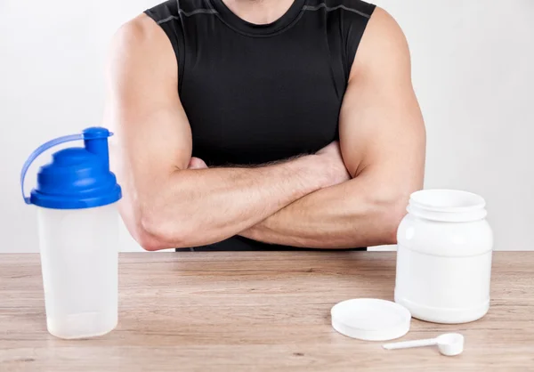 Primer plano de un hombre con suplementos de nutiotion en la mesa — Foto de Stock