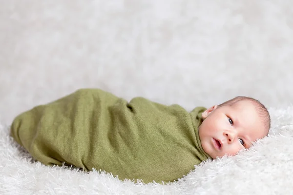 Schönes Neugeborenes in eine Decke gehüllt — Stockfoto