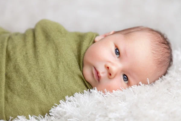 Hermoso recién nacido envuelto en una manta — Foto de Stock