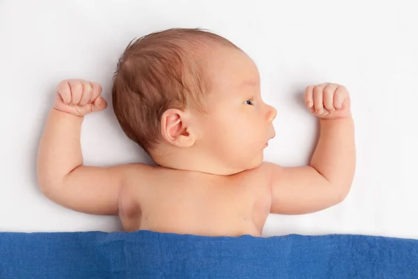Niedliches Neugeborenes unter einer Decke — Stockfoto