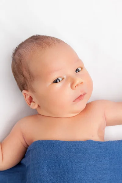 Niedliches Neugeborenes unter einer Decke — Stockfoto