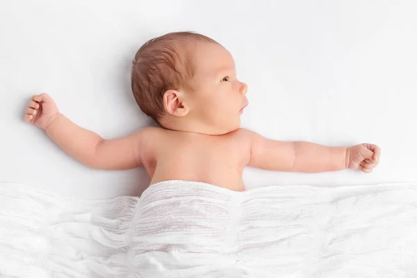 Niedliches Neugeborenes unter einer Decke — Stockfoto