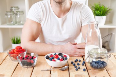Tahıl ve taze ham meyveleri ile sağlıklı ve besleyici yoğurt
