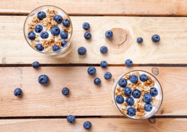 Sağlıklı ve besleyici yoğurt yaban mersini ve Mısır gevreği ile