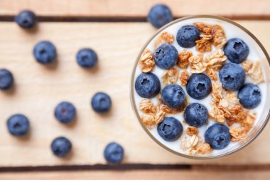 Sağlıklı ve besleyici yoğurt yaban mersini ve Mısır gevreği ile