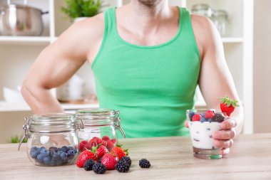 Adam taze çilek ile lezzetli yoğurt ile