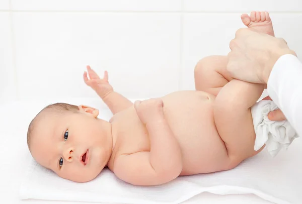 Cambiando pañales por un adorable recién nacido — Foto de Stock