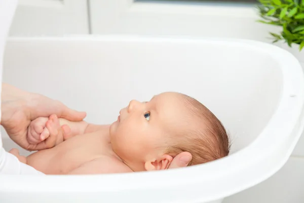 Badezeit für ein süßes kleines Neugeborenes — Stockfoto