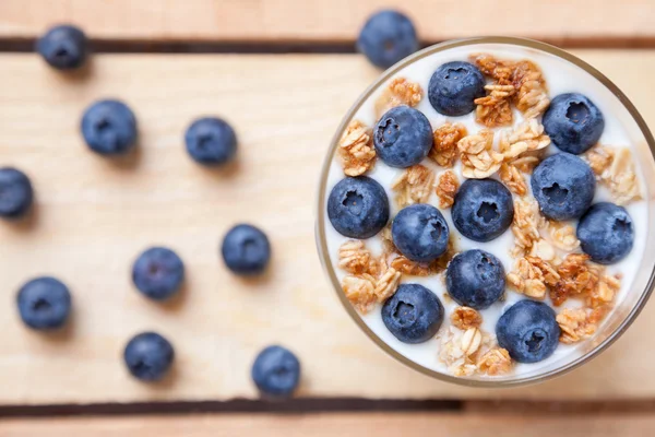 Sağlıklı ve besleyici yoğurt yaban mersini ve Mısır gevreği ile