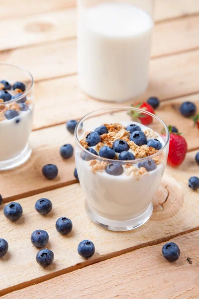 Nutritious and healthy yogurt with blueberries and cereal — Stock Photo, Image