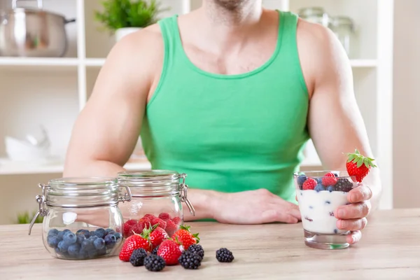 Hombre con delicioso yogur con bayas frescas —  Fotos de Stock