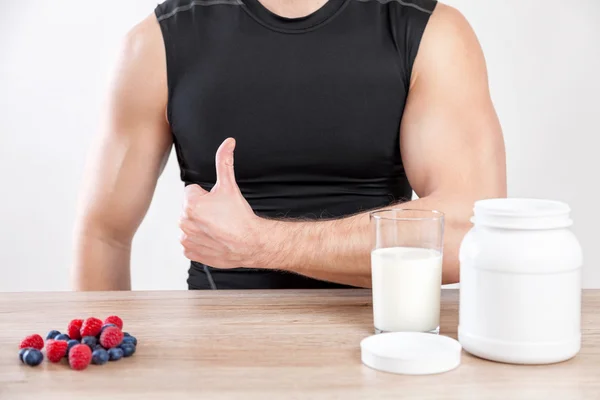 Close-up op een man met nutiotion supplementen op tafel — Stockfoto