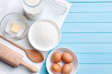 Pişirme ve pişirme kavramı, çeşitli malzemeler ve mutfak eşyaları