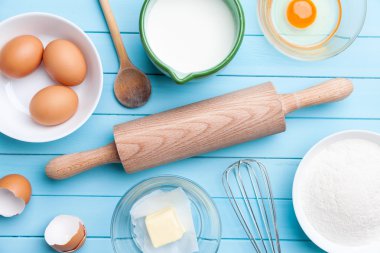 Pişirme ve pişirme kavramı, çeşitli malzemeler ve mutfak eşyaları