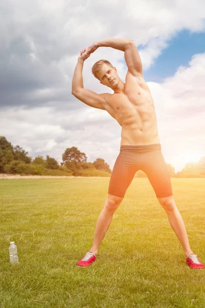 Strething fora músculos antes do exercício — Fotografia de Stock