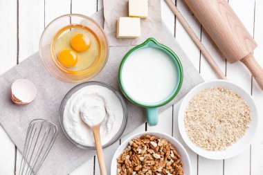 Pişirme ve pişirme kavramı, çeşitli malzemeler ve mutfak eşyaları