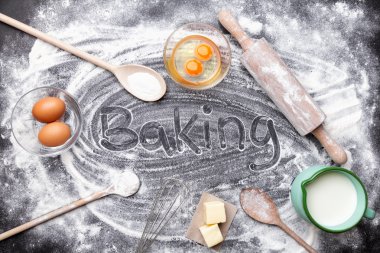 Pişirme ve pişirme kavramı, çeşitli malzemeler ve mutfak eşyaları