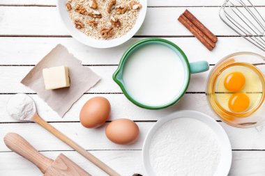 Pişirme ve pişirme kavramı, çeşitli malzemeler ve mutfak eşyaları