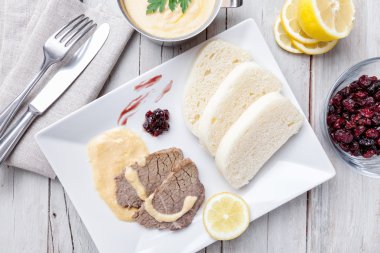 Krema sos ve köfte ile geleneksel Çek ve Slovak sığır filetosu