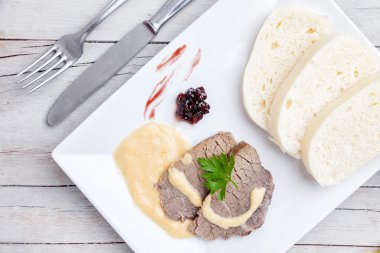 Krema sos ve köfte ile geleneksel Çek ve Slovak sığır filetosu