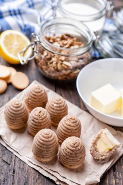 Geleneksel arı yuvası kek ahşap arka plan üzerinde