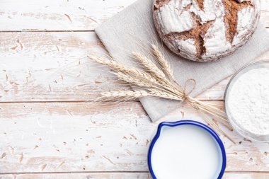 Ahşap arka planda lezzetli taze ekmek