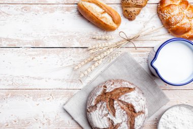 Ahşap arka planda lezzetli taze ekmek