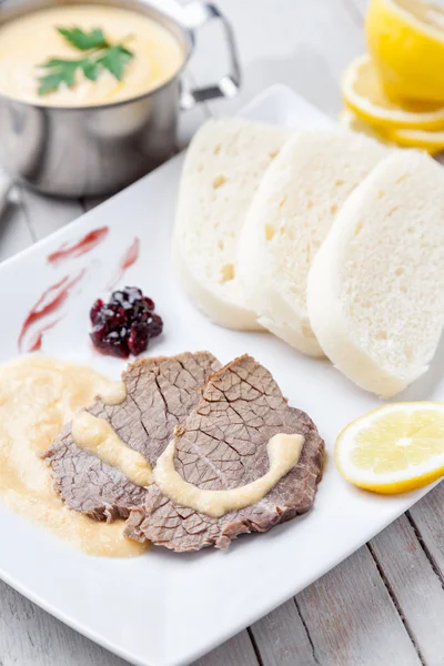 Lombo tradicional checo e eslovaco com molho de creme e bolinhos — Fotografia de Stock