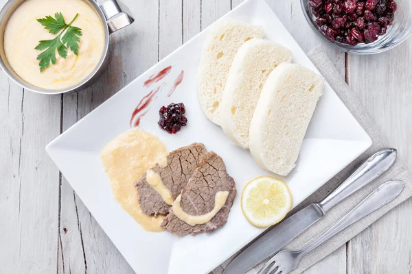 Longe traditionnelle tchèque et slovaque avec sauce à la crème et boulettes — Photo