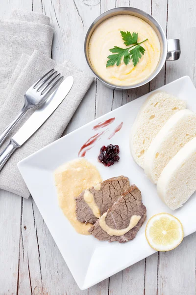 Longe traditionnelle tchèque et slovaque avec sauce à la crème et boulettes — Photo