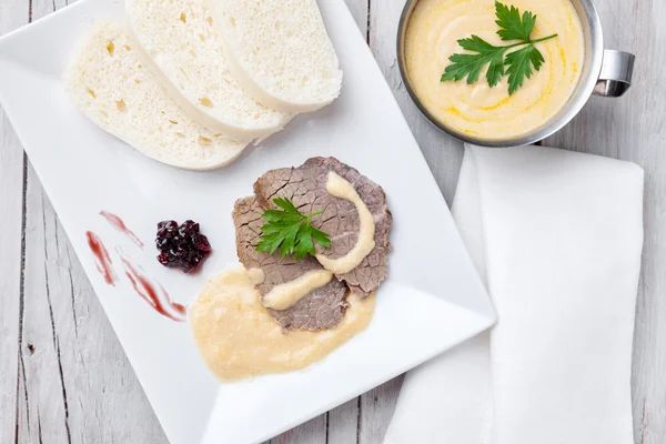 Lombo tradicional checo e eslovaco com molho de creme e bolinhos — Fotografia de Stock