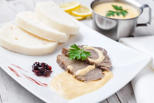 Krema sos ve köfte ile geleneksel Çek ve Slovak sığır filetosu — Stok fotoğraf