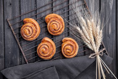 Koyu ahşap zemin üzerine lezzetli pasta