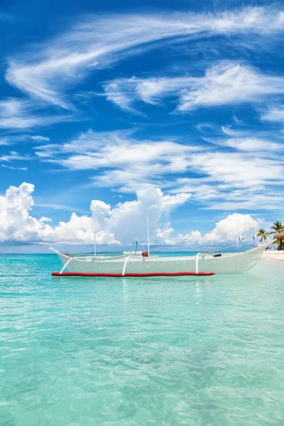 Barco em uma ilha tropical — Fotografia de Stock