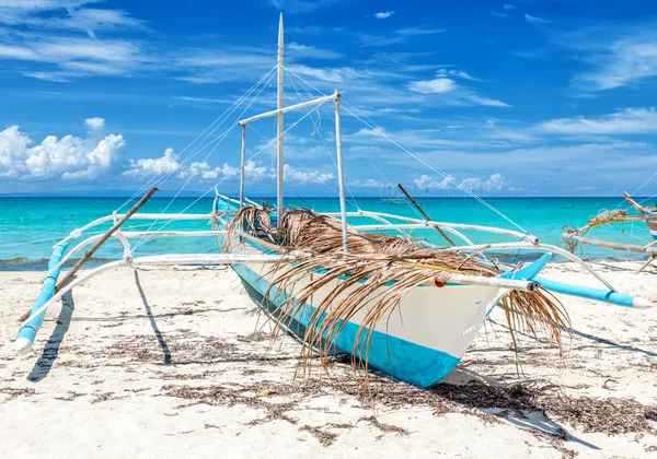 Filipinas barco de pesca en una hermosa playa — Foto de Stock