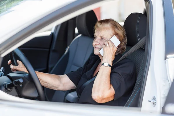 Starsza kobieta za kierownicą — Zdjęcie stockowe