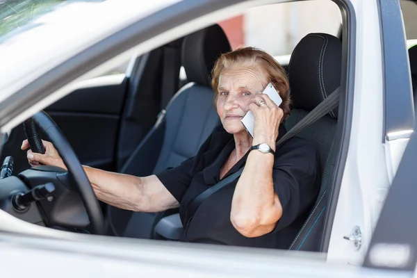 Mulher idosa atrás do volante — Fotografia de Stock