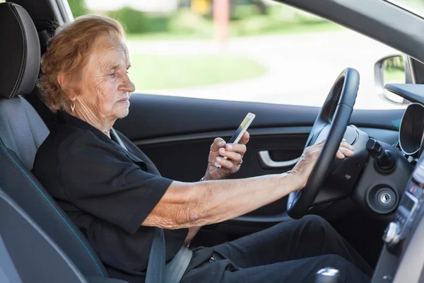 Mujer mayor detrás del volante — Foto de Stock