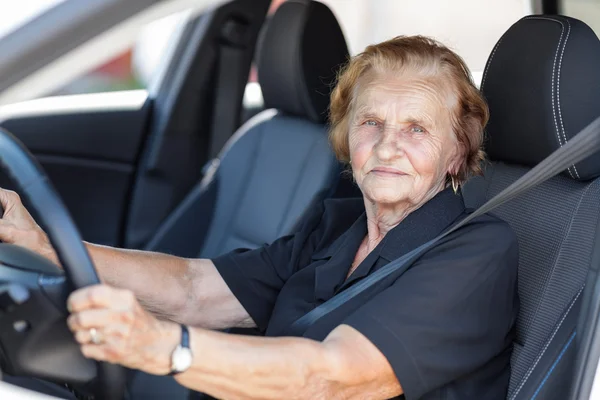 Пожилая женщина за рулем — стоковое фото